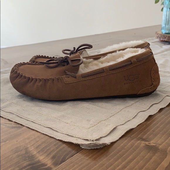 Women’s Dakota Moccasin UGG slippers - Picture 5 of 6